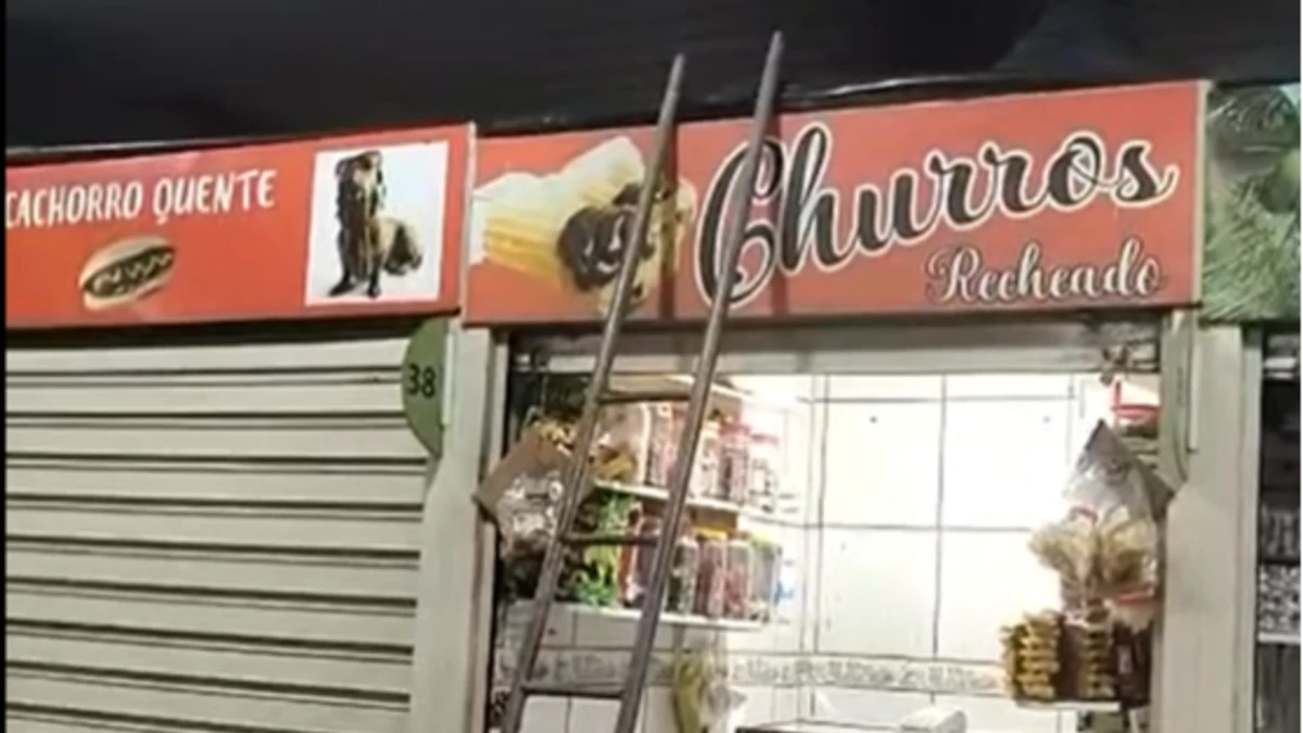 Forro da rodoviária velha corre risco de desabar após chuva em São José