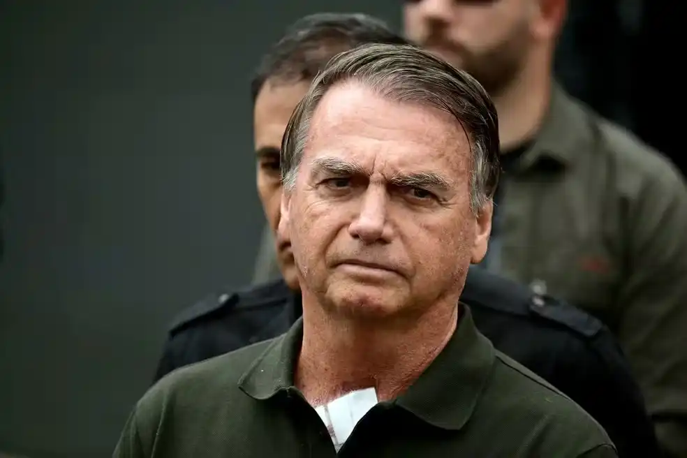 Ex-presidente Bolsonaro deixa prisão temporariamente na véspera de Natal