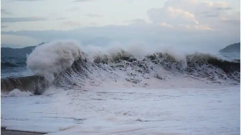 Marinha emite alerta de ressaca com ondas de até 2,5 metros no Litoral Norte