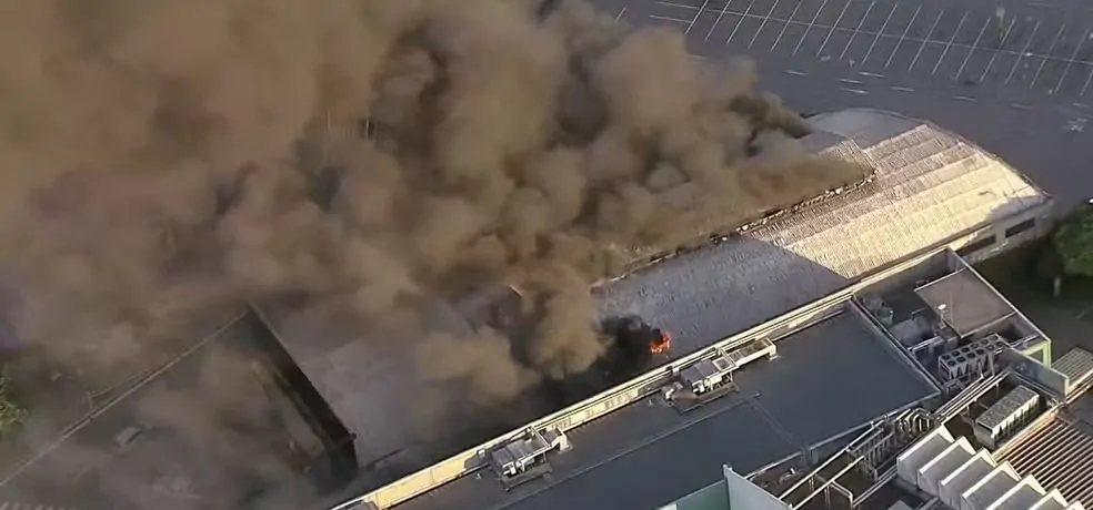 Incêndio atinge o galpão de um parque de diversões em SP  