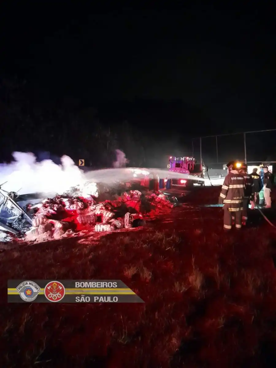 Três ficam feridos após acidente entre dois caminhões e incêndio na Dutra