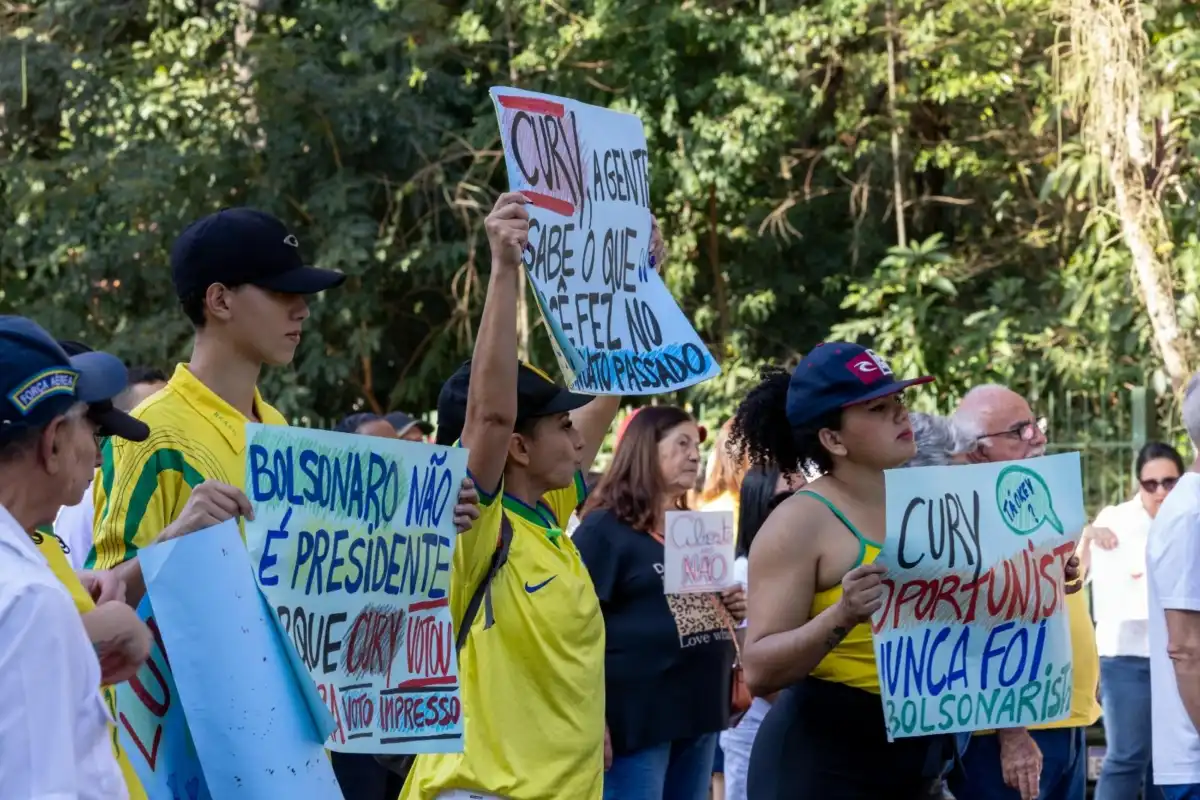 Marcha da Família é marcada por protesto contra Cury em São José