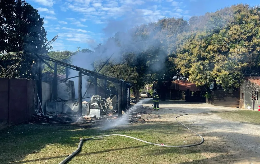 Bar tem depósito de bebidas destruído por incêndio