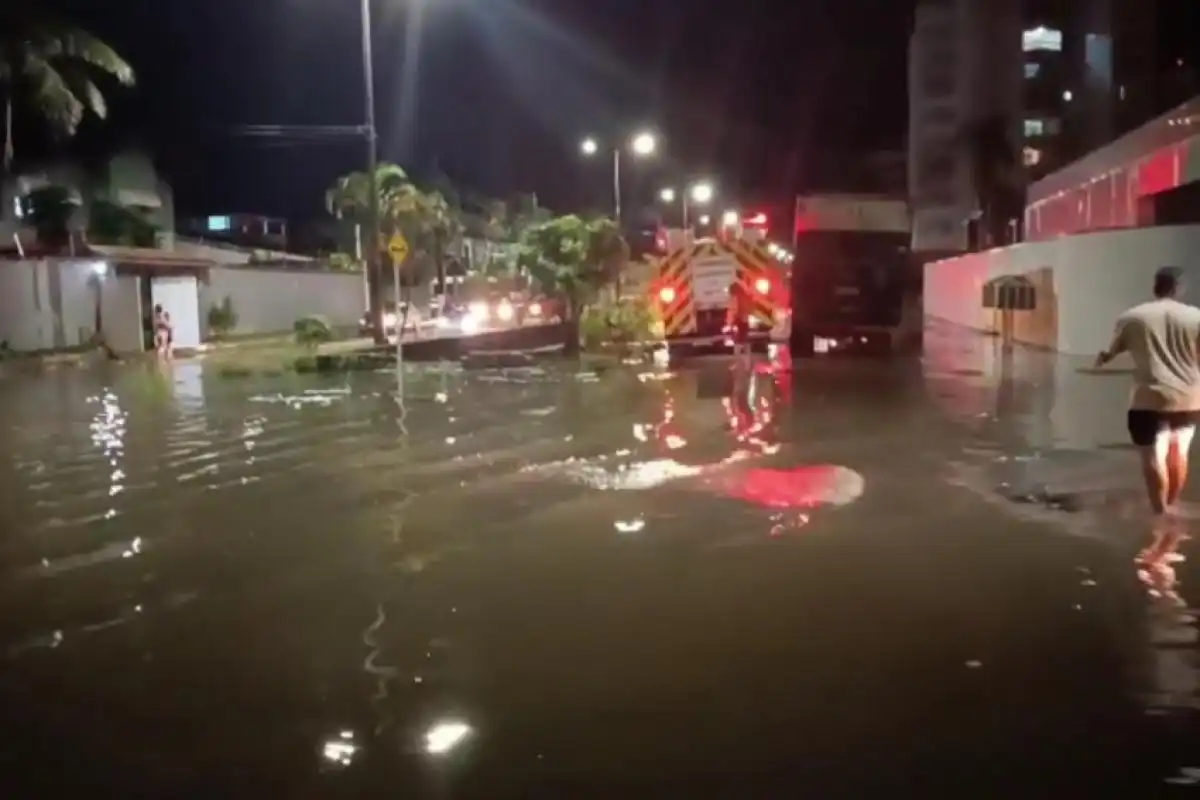 Bombeiros fazem buscas por motoboy que teria caído em córrego no Litoral Norte
