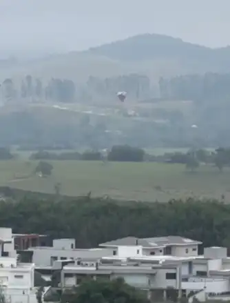 Balão cai em área de mata no Urbanova em São José  