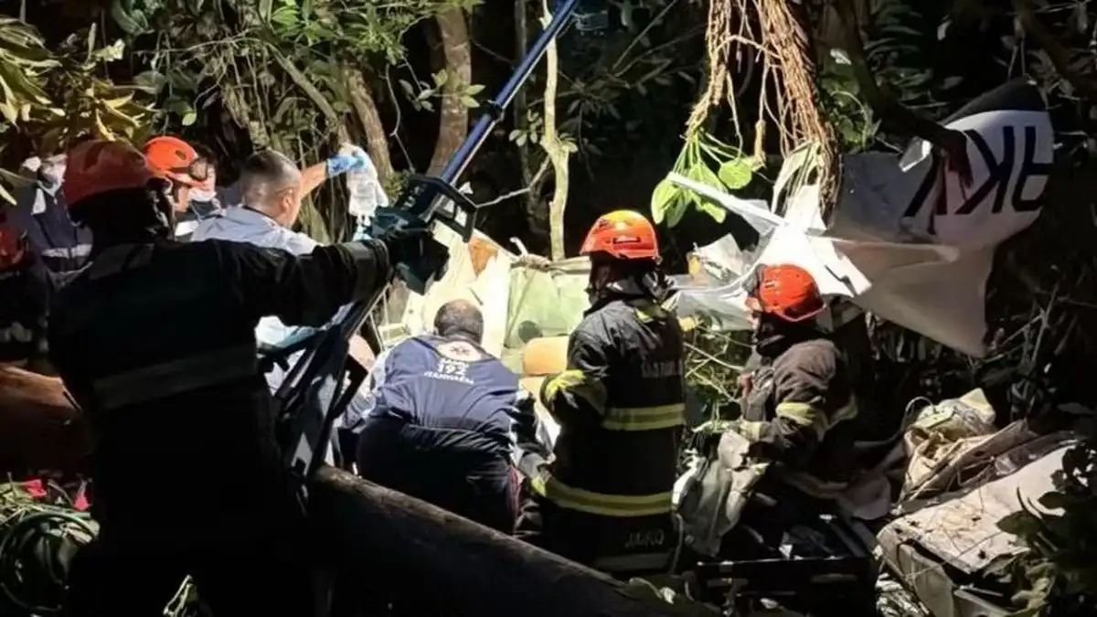 Avião de pequeno porte cai sobre aldeia indígena no Litoral de SP