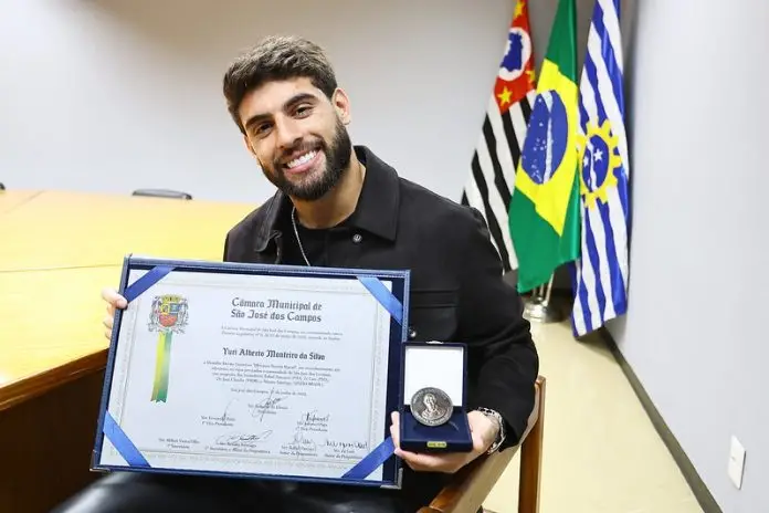 Yuri Alberto, atacante do Corinthians, recebe medalha de mérito esportivo em São José  