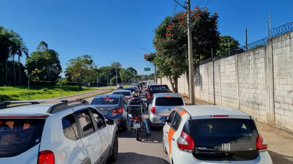 Trânsito para o Urbanova gera congestionamento intenso nesta manhã (21) em São José dos Campos