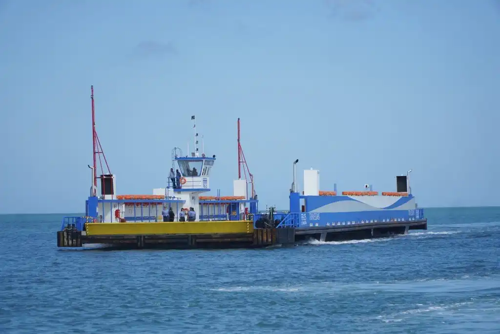 Travessia São Sebastião-Ilhabela recebe balsa FB-30 reformada