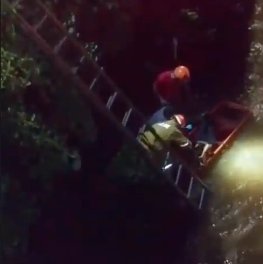 Bombeiros resgatam mulher que caiu de ponte em rio com forte correnteza em Campos do Jordão