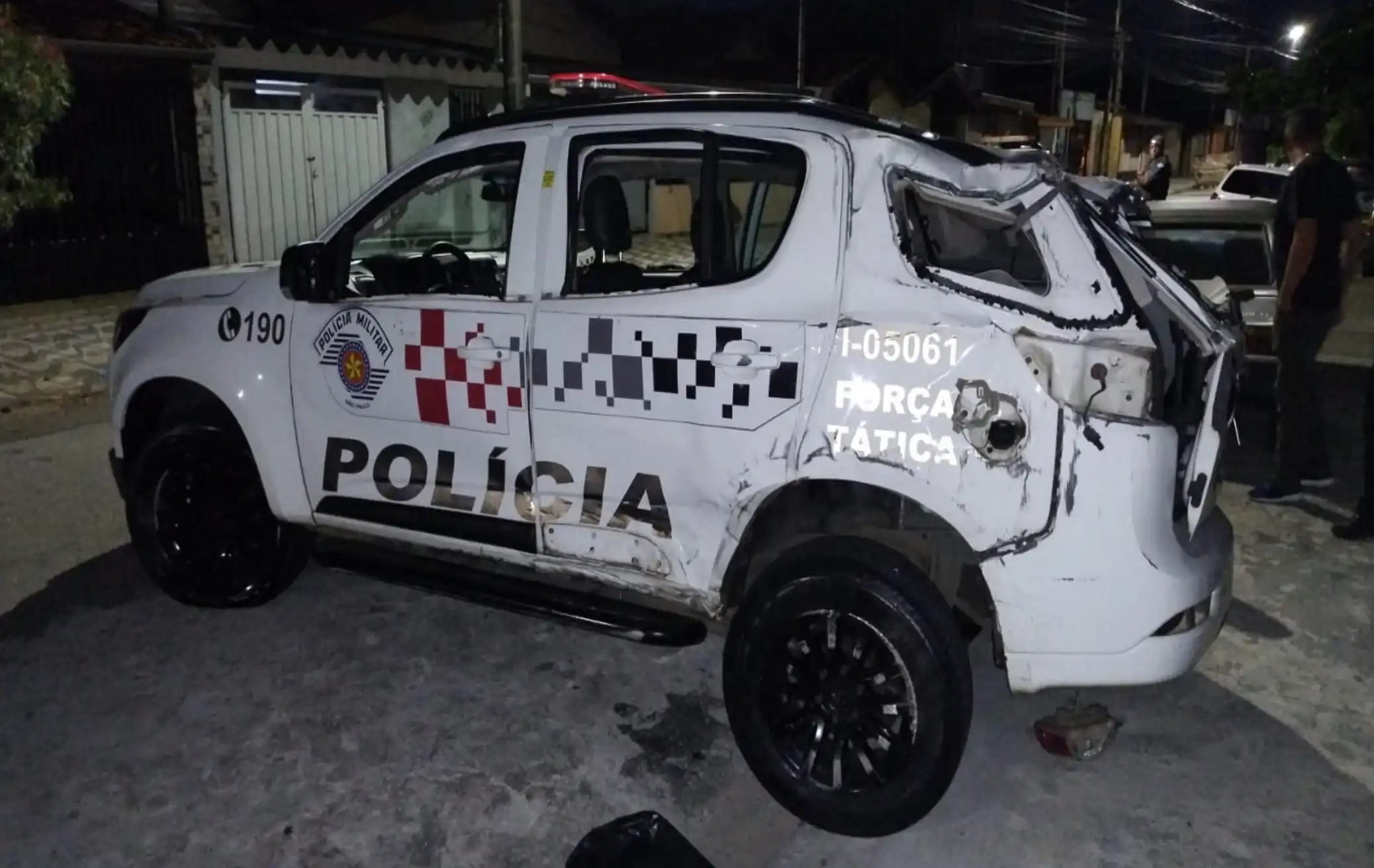 Viatura da PM capota durante perseguição em Taubaté; policial morre e dois ficam feridos