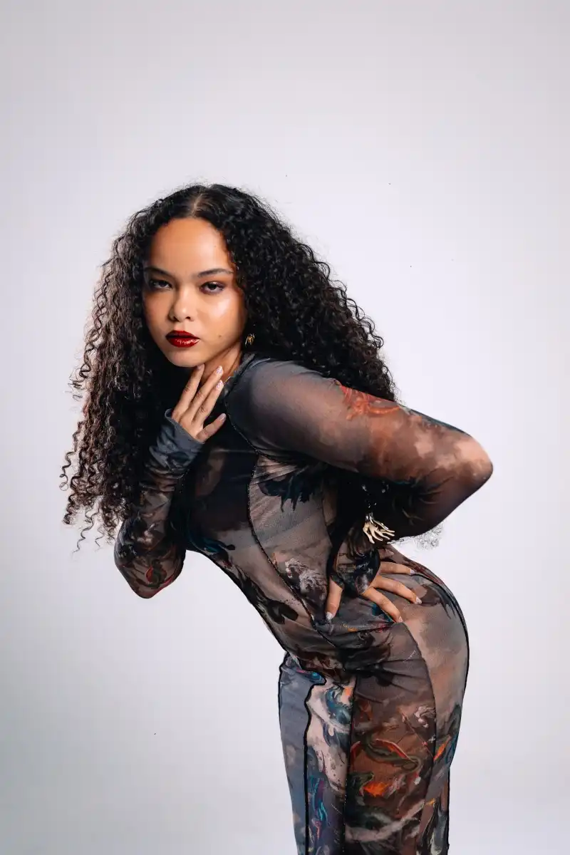 Fenômeno da internet, Joyce Alane faz show no Teatro Univap em São José
