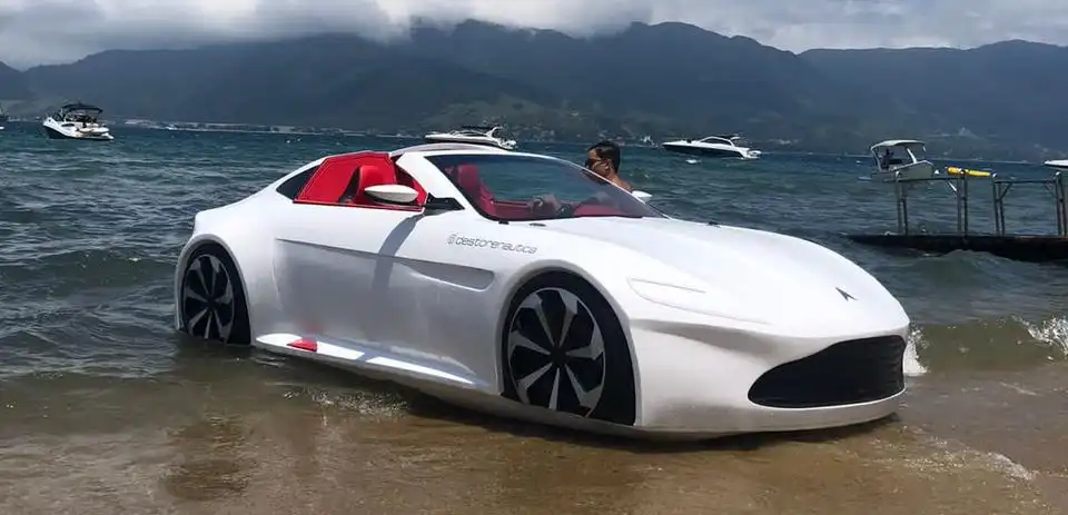 "Carro de luxo" que anda sob as águas: Atração chegou há 1 semana em Ilhabela