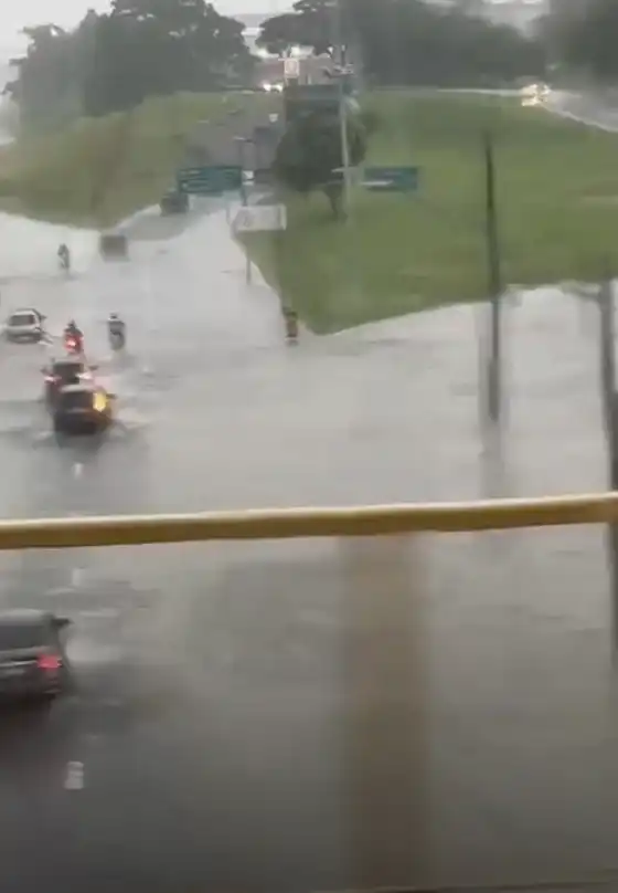 Entrada do Vista Verde fica alagada por causa das fortes chuvas em São José
