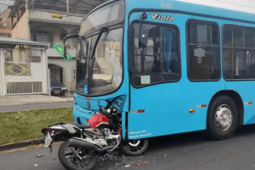 Motociclista bate de frente com ônibus na Zona Norte de São José