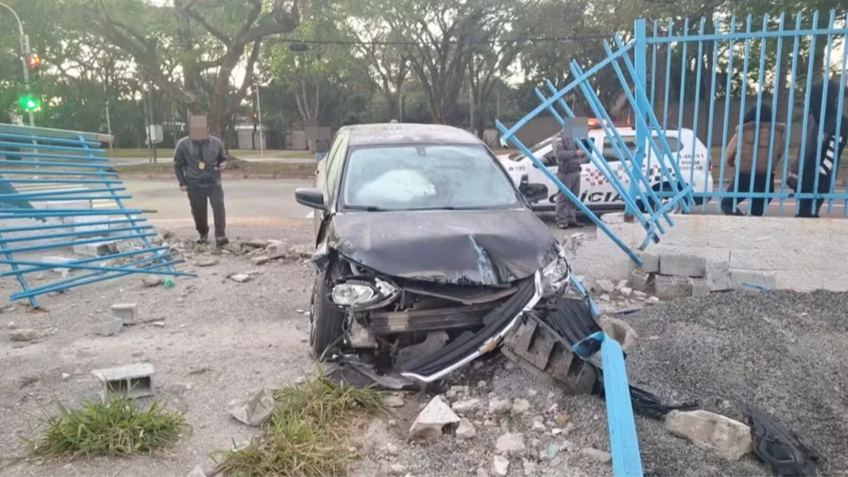 Carro invade praça e fica destruído após acidente em São José