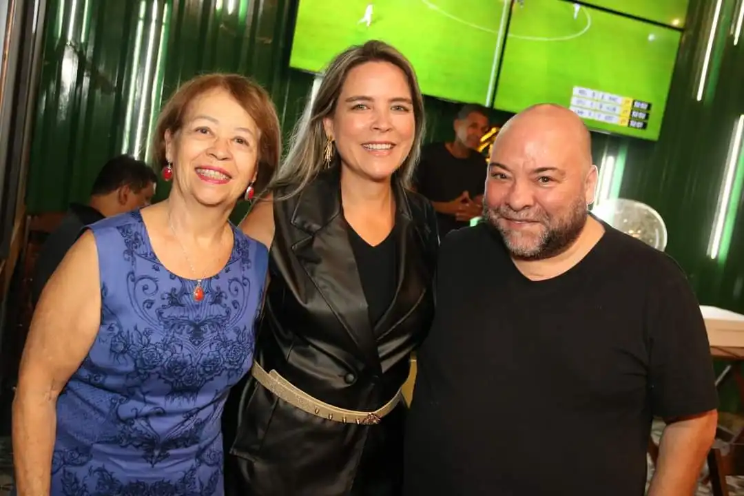 Bianca Roggles comemora aniversário ao lado de amigos e do irmão Willian Roggles