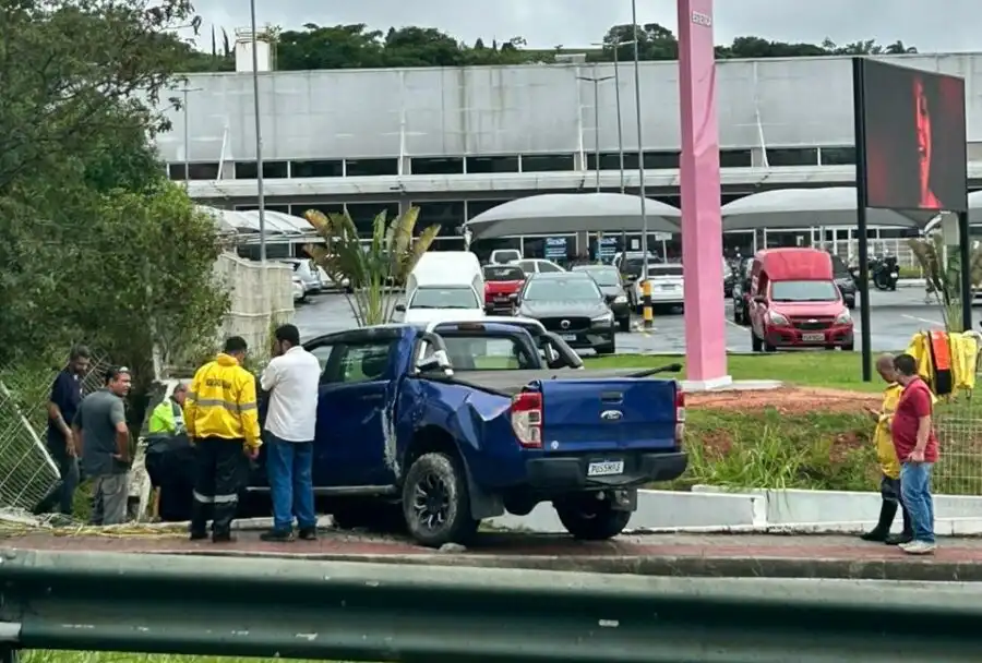 Carro perde controle e bate em grade de mercado no Urbanova