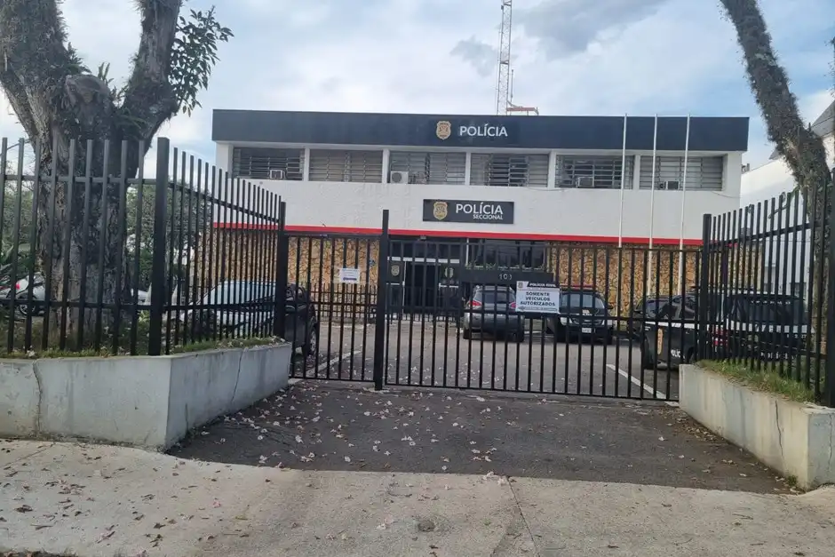 Homem que matou ex-companheira a facadas é preso em hotel em São José