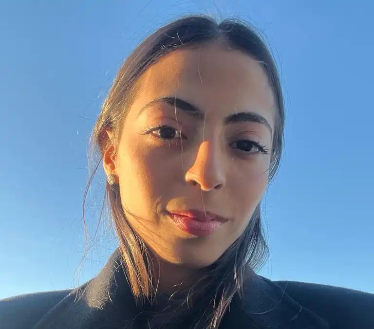 Julia Ruston: uma jovem visionária do Colégio Poliedro em São José, rumo aos EUA