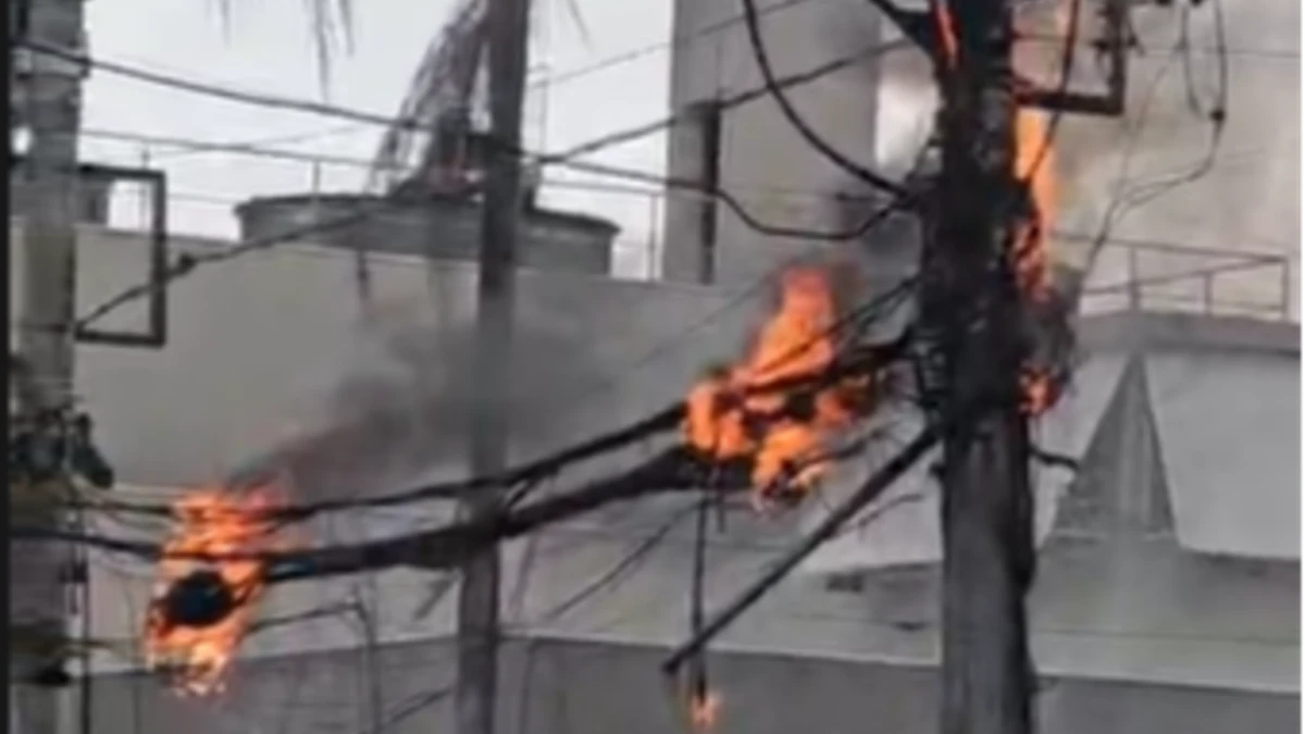 Fiação elétrica pega fogo perto da entrada do CenterVale em São José dos Campos