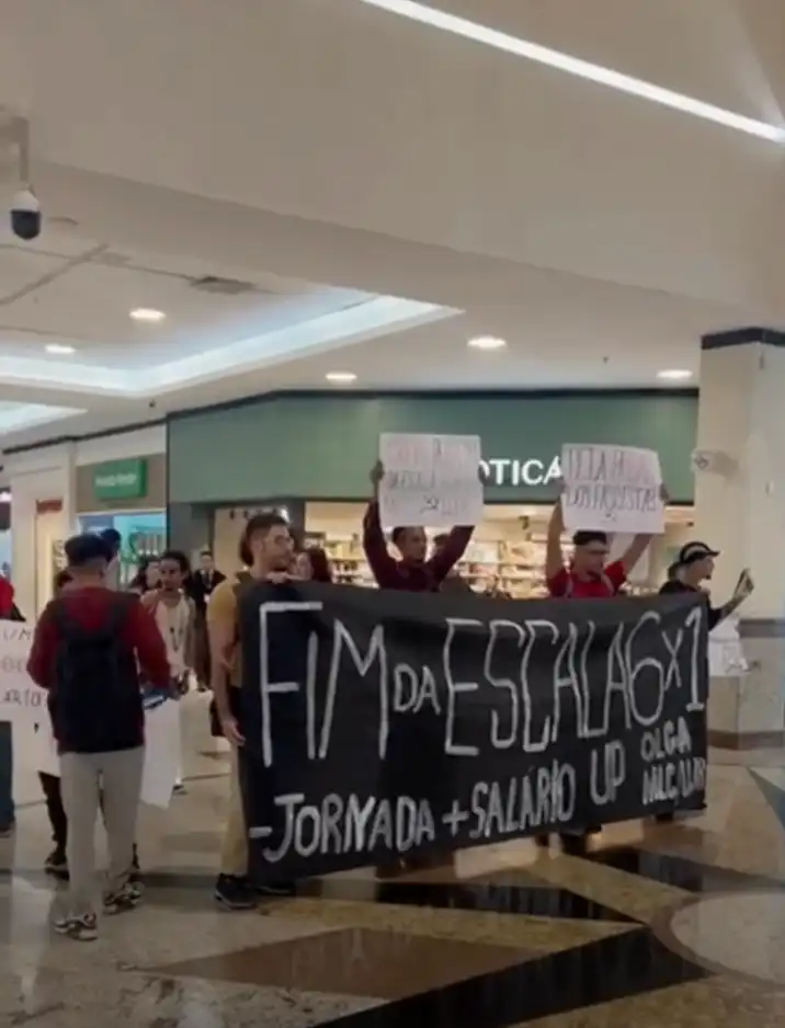 Grupo protesta pelo fim da escala 6x1 em shopping de São José