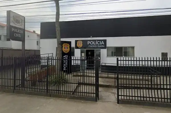 Polícia encontra homem morto dentro do carro em estacionamento de Lorena
