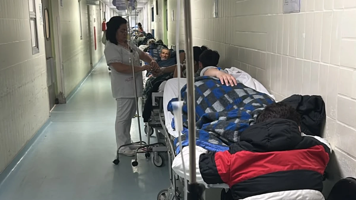 Idosa de 72 anos aguarda há dias por procedimento no corredor de hospital em São José