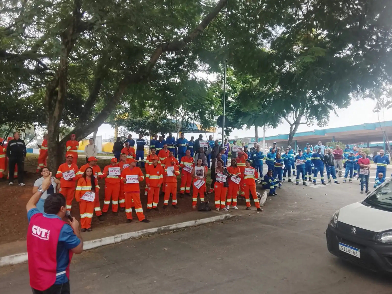 Trabalhadores da Urbam entram em greve e paralisação afeta coleta seletiva e obras públicas em São José dos Campos