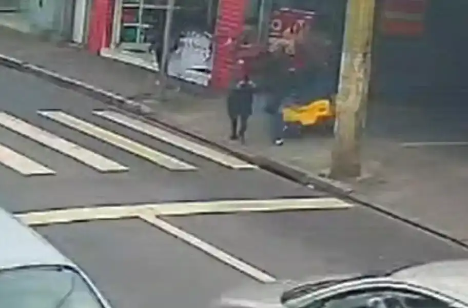 Veja o momento que homem tenta sequestrar a criança na região central