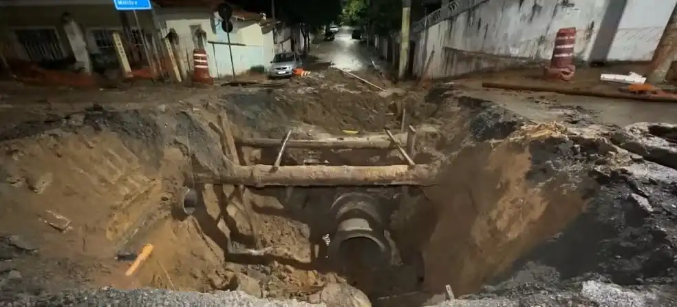 Cratera na Rui Barbosa complica trânsito na zona norte