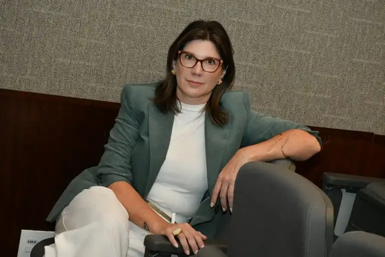 Agnes Ferraz, consultora de imagem, realiza palestra na Sphere International School