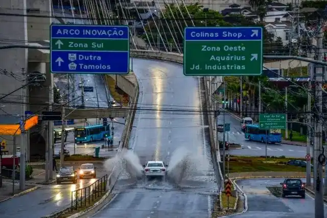 Ponte Estaiada fica alagada após chuvas em São José