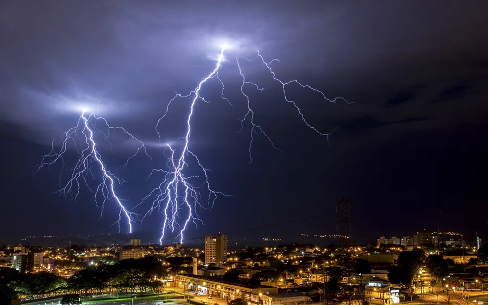 São José dos Campos registra cerca de 1,3 mil raios durante temporal 