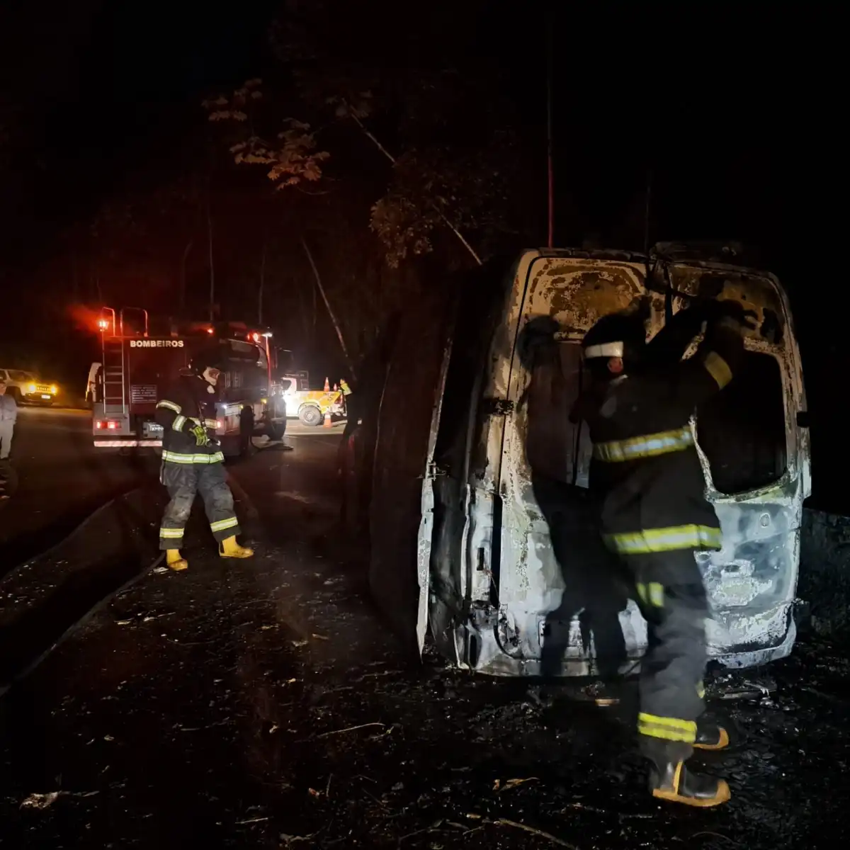 Ambulância da Prefeitura de Ubatuba pega fogo na Oswaldo Cruz 