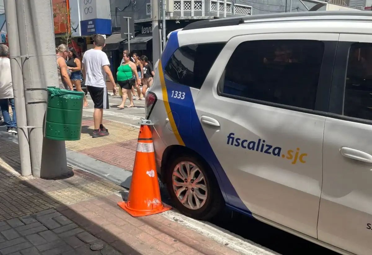 Carro da fiscalização da Prefeitura é flagrado estacionado de forma irregular