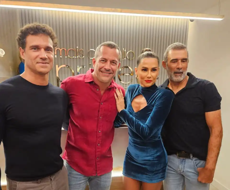 Deborah Secco, Malvino Salvador e famosos comparecem a coquetel da Mais Cabello em Ipanema