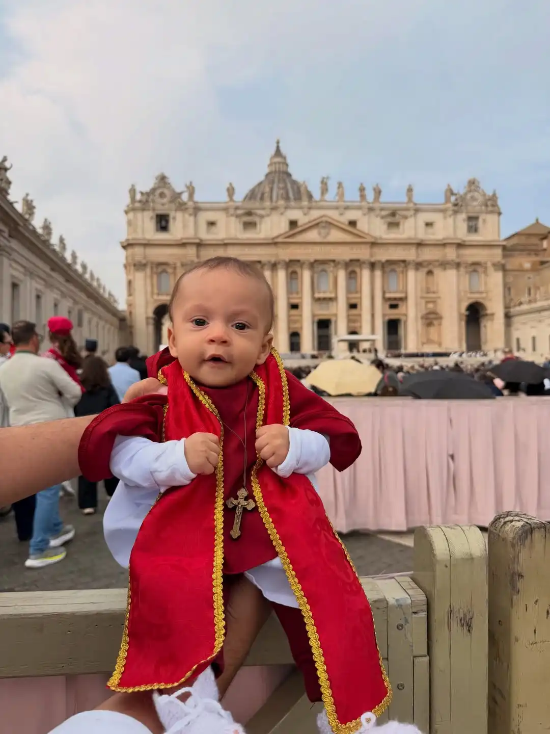 Bebê de Taubaté é abençoado pelo papa no Vaticano e emociona nas redes sociais