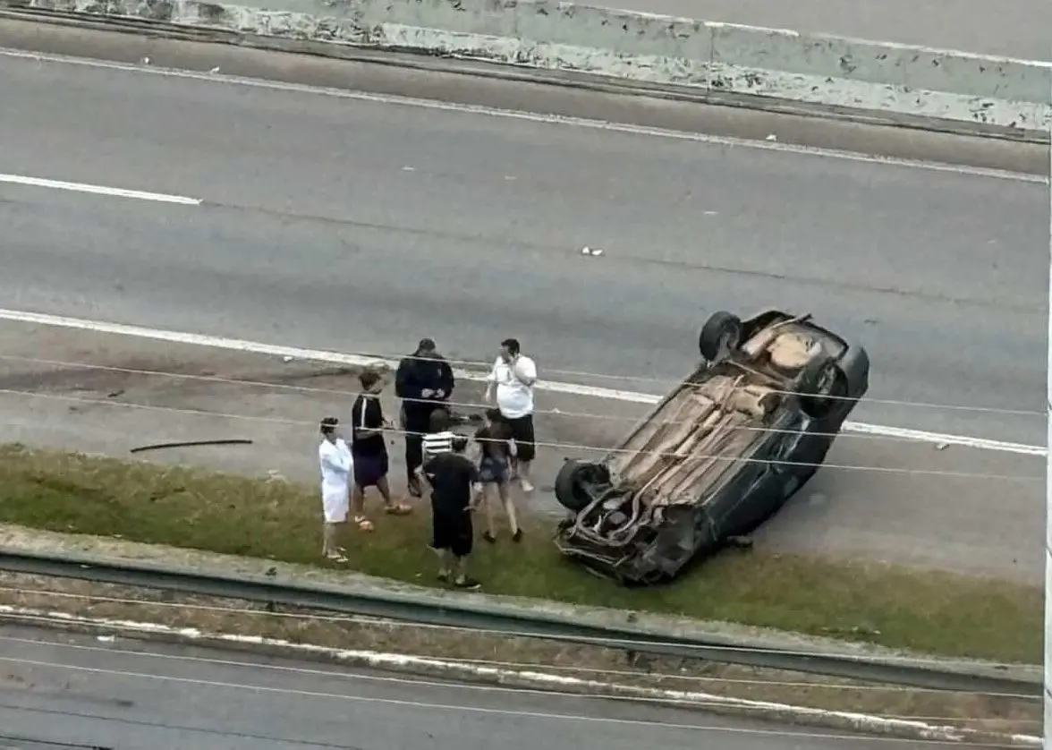 Carro capota na Avenida Mário Covas em São José