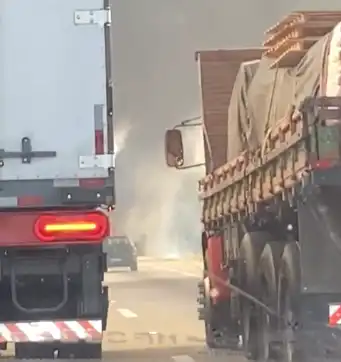Vídeo | Caminhão em chamas interdita rodovia Presidente Dutra em Jacareí nesta terça (12)