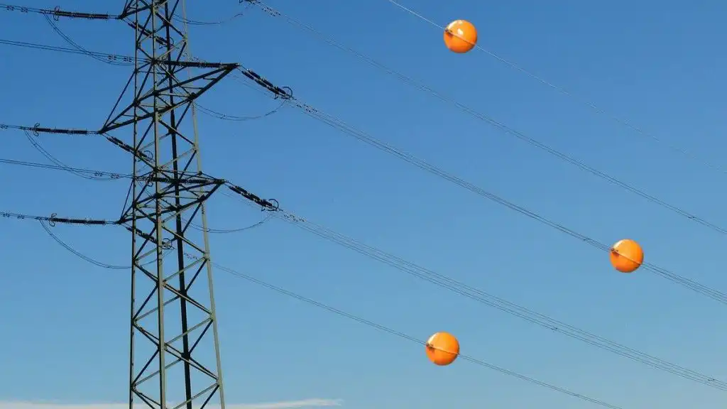 O que é a “bola de basquete” nos fios de energia e para que serve?