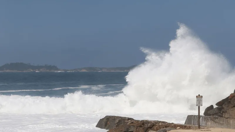 Marinha estende até terça (2) alerta de ondas de até 3 metros
