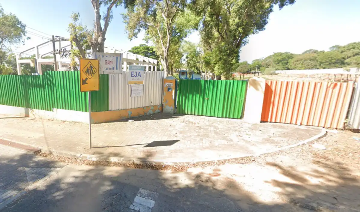Mães organizam manifestação por condições precárias e atraso em obra de escola em São José