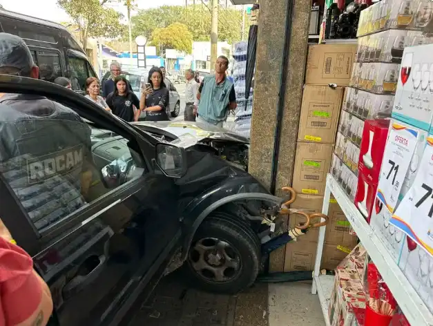 Motorista sofre ataque epilético e bate o carro em uma loja de São José