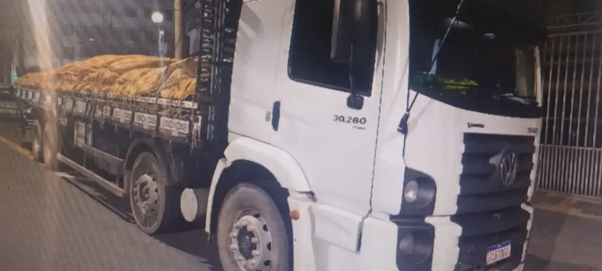 Motorista sequestrado salta de caminhão e GCM prende ladrões de carga avaliada em R$ 157 mil