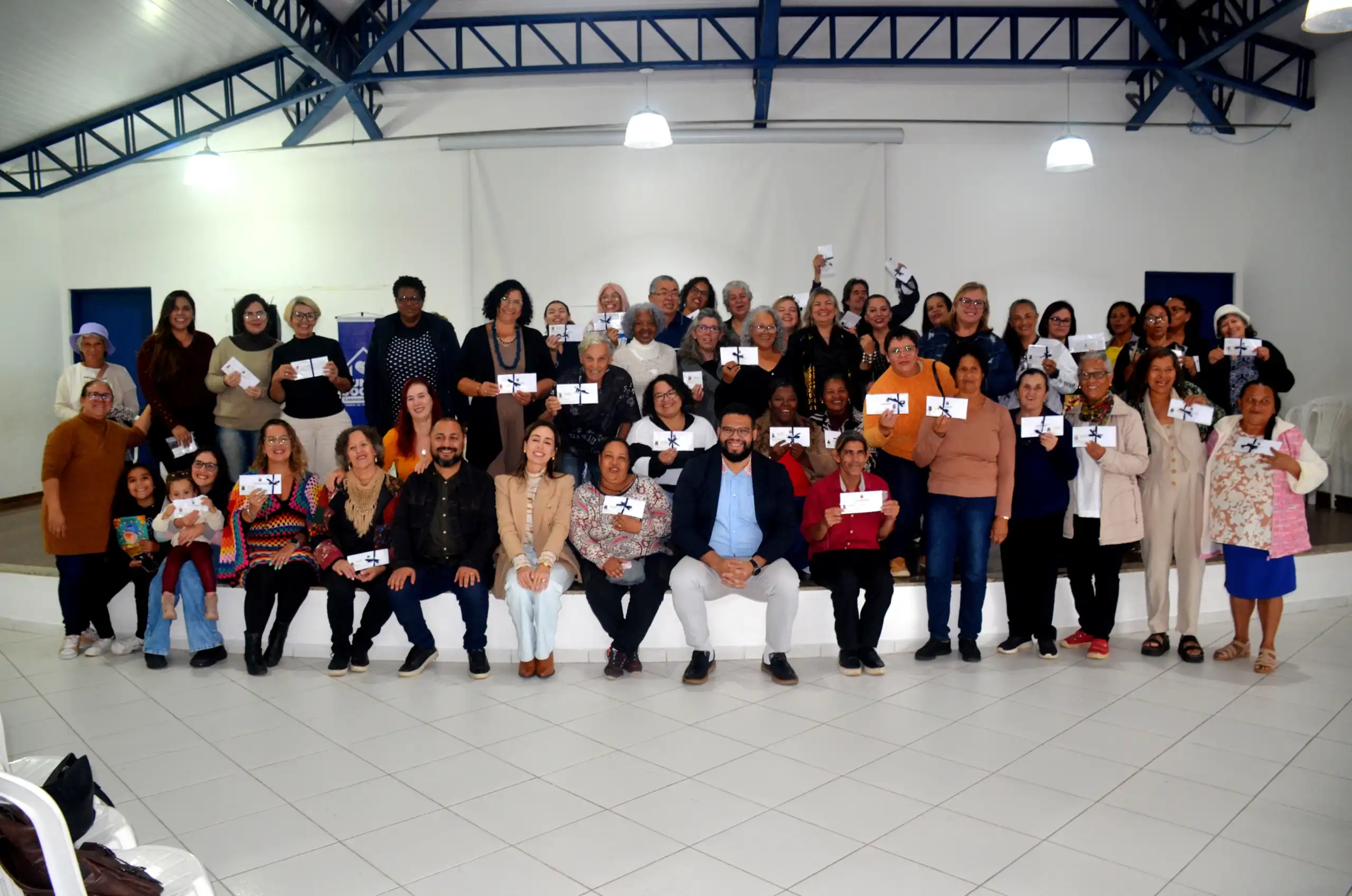 Caraguatatuba entrega carteiras de registro a 62 artesãos e fortalece economia criativa