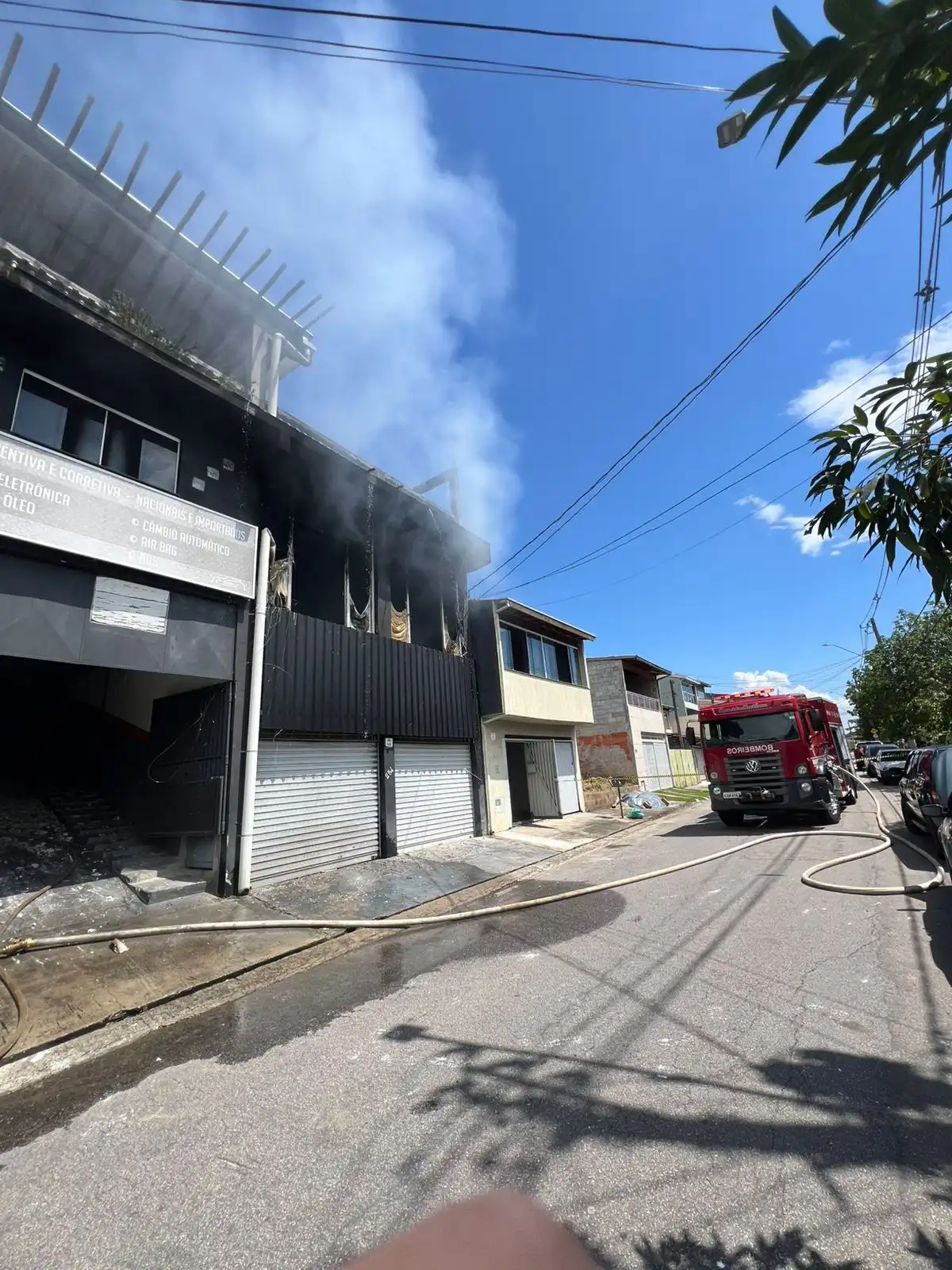 Incêndio atinge oficina mecânica na Zona Norte de São José dos Campos