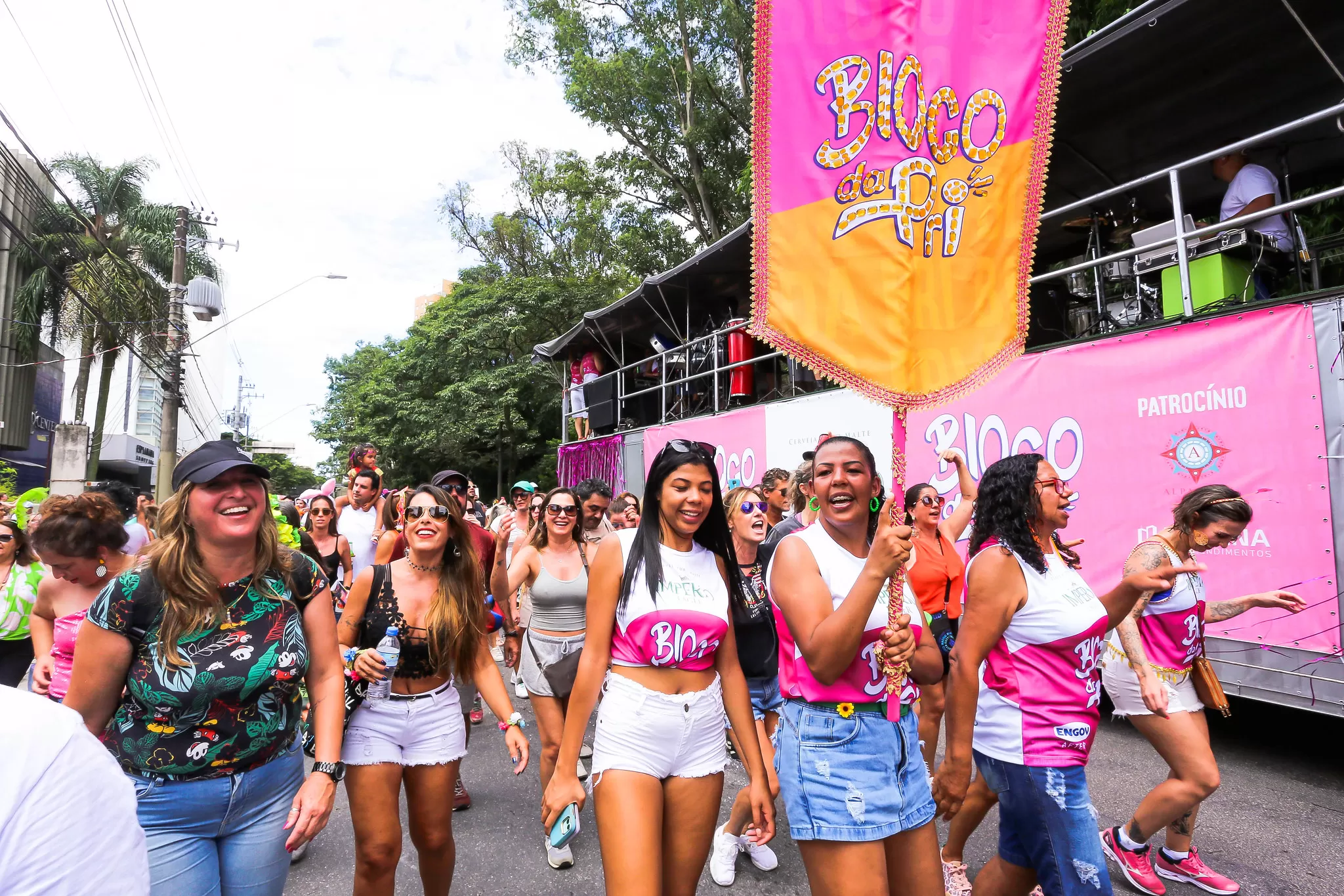 Bloco da Pri abre o Carnaval de São José com trio elétrico e celebra os 40 anos do Axé