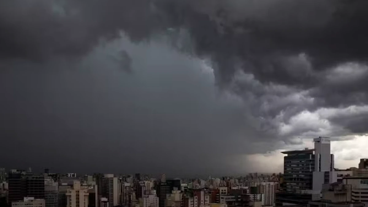 Frente fria traz chuva forte e derruba temperaturas no Vale, Serra e litoral