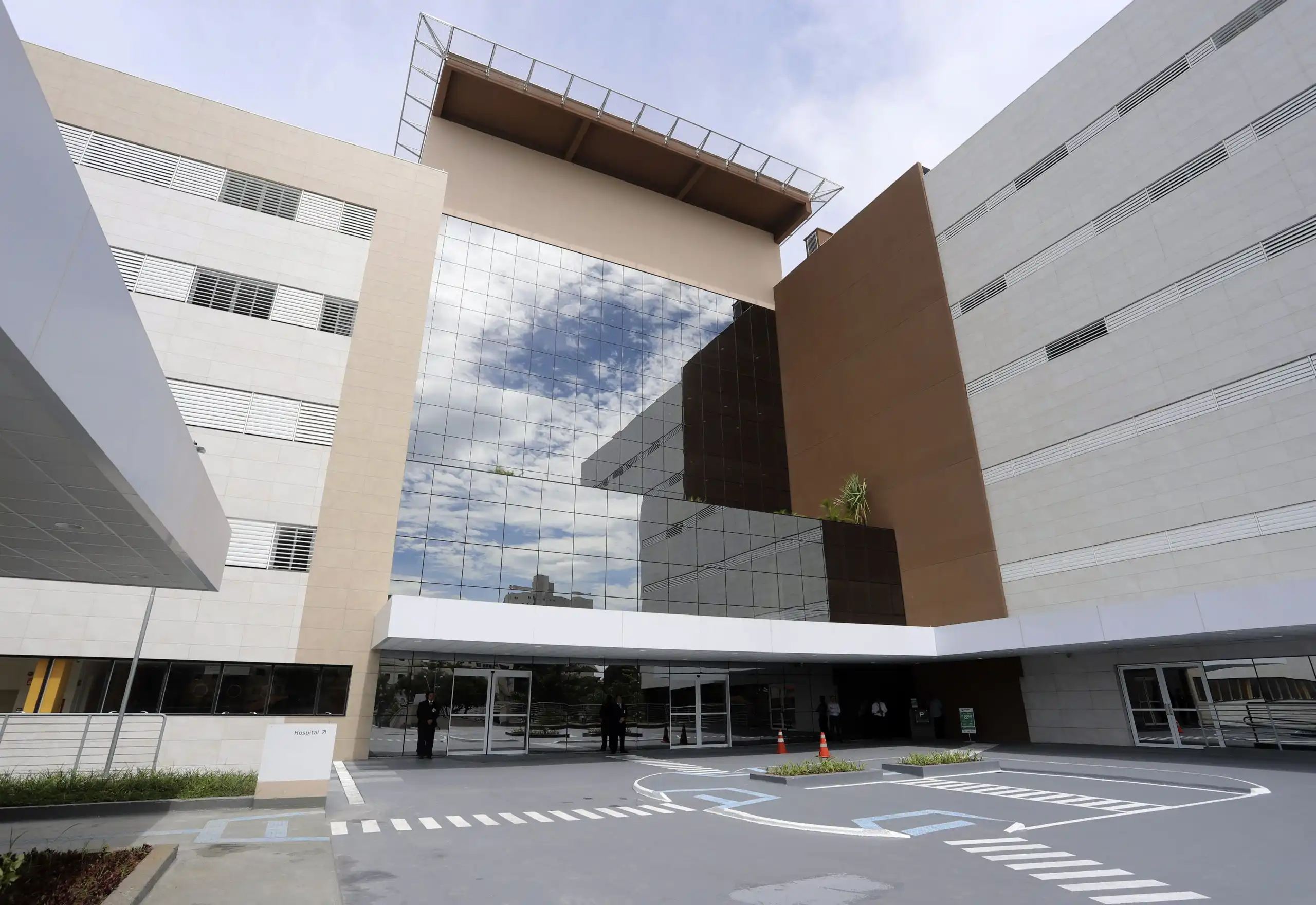 Hospital Regional de São José abre vagas para 19 cargos com salário de até R$ 6,8 mil